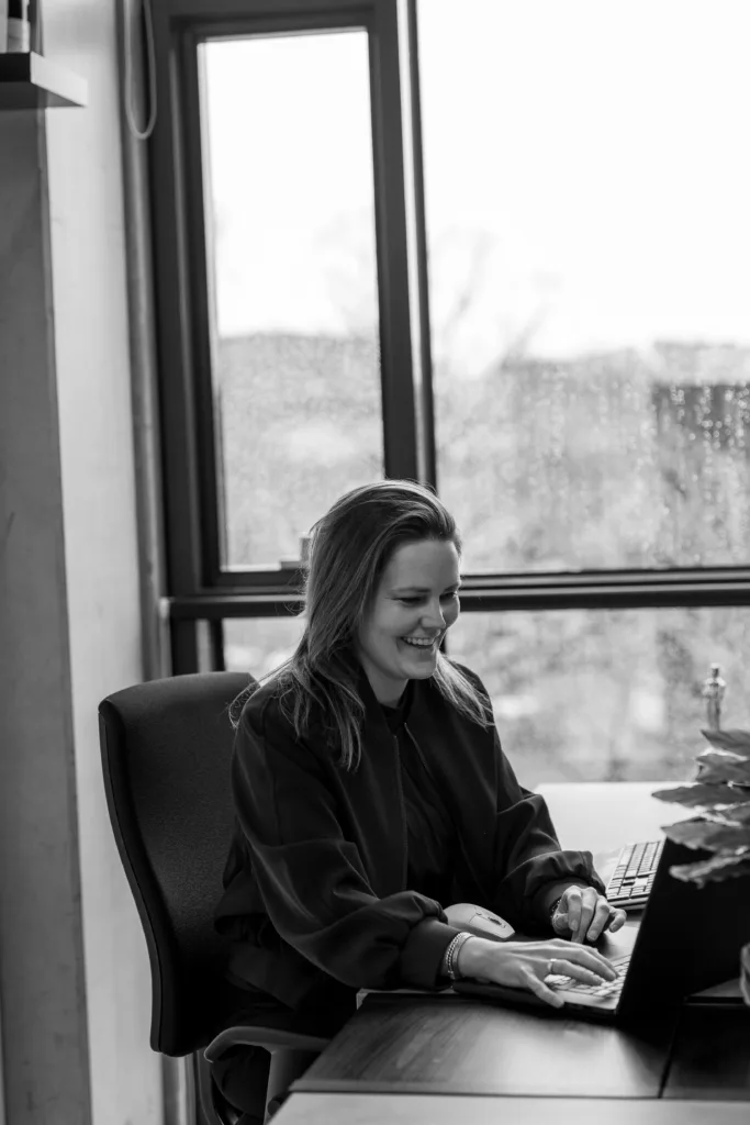 Marleen Pulles aan een bureau