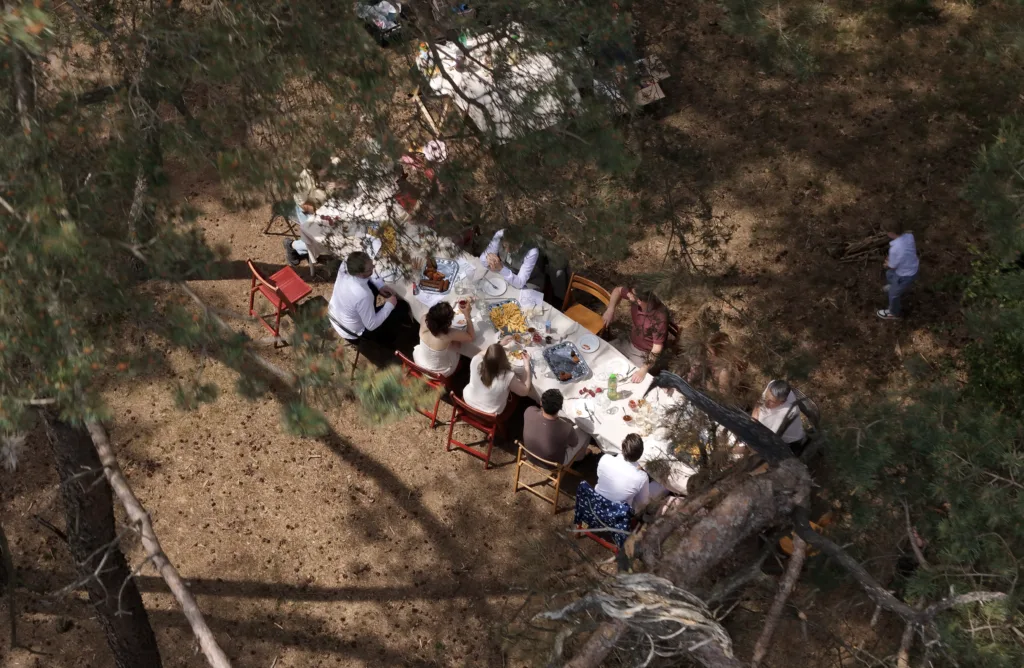 Dronefoto van een bruiloftdiner in het bos
